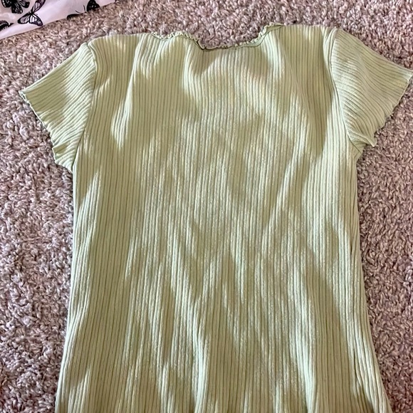 Hardly worn and in great condition! Green lettuce edge top. Youth large. - Picture 3 of 3